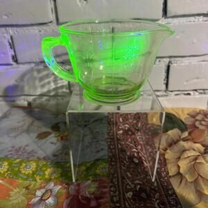 Vintage Measurung Cup Uranium Vaseline Glass 16 OZ Measuring Cup